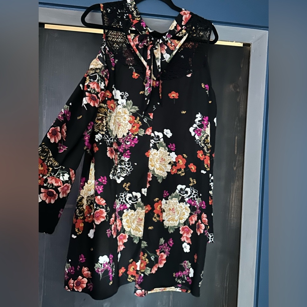 Lg NWOT black floral dress, black lace trim, bell sleeves, knee length